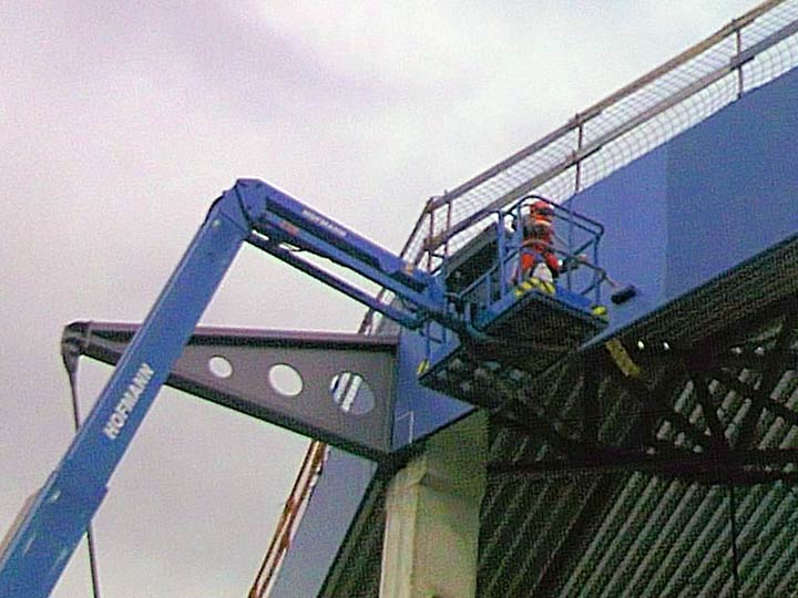 Fassadenanstrich auf einem Steiger